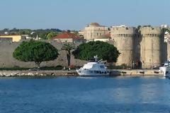 Μες στου Αιγαίου τα νησιά εμίρηδες προβάλλουν
