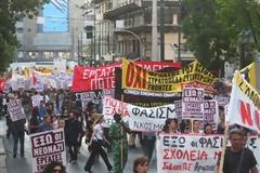 Σε εξέλιξη αντιφασιστική πορεία στους Αμπελόκηπους