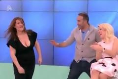 Μενεγάκη σε Ζαρίφη: «Την μπλούζα πρόσεχε! Βγαίνουνε! Βγαίνουνε!»