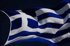 Κουρελιασμένη κυματίζει η ελληνική σημαία σε κτήριο του δήμου Καλαμαριάς, σύμφωνα με αναγνώστη