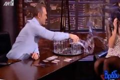 Ο Κωστόπουλος πέταξε νερό στην Συνατσάκη! - Δείτε το video