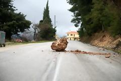 Επί δύο ημέρες άφησαν κοτρόνα στη μέση του δρόμου!