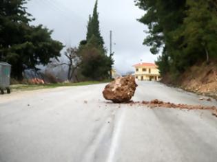 Φωτογραφία για Επί δύο ημέρες άφησαν κοτρόνα στη μέση του δρόμου!