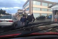 Τέσσερις πάνω στο δίκυκλο για να πάνε στο σχολείο!- Απερισκεψία σε όλο της το μεγαλείο!