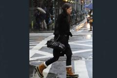 Katie Holmes: Βόλτα στην χιονισμένη Νέα Υόρκη (φωτό)