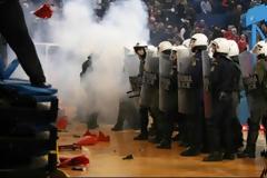 ΣΥΜΒΑΙΝΕΙ ΤΩΡΑ: Εκκενώθηκε το κλειστό του ΣΕΦ για να τελειώσει ο τελικός - Άγρια επεισόδια [photos+videos]