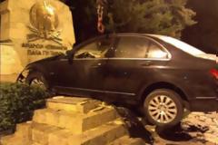 Το είδαμε και αυτό: Αντί για στεφάνι... μια Mercedes στο μνημείο!!