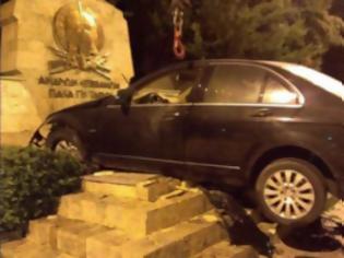 Φωτογραφία για Το είδαμε και αυτό: Αντί για στεφάνι... μια Mercedes στο μνημείο!!