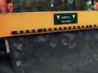Φωτογραφία για Απίστευτο μηχάνημα που στρώνει ένα χαλί από τούβλα για την επίστρωση δρόμου! [video]