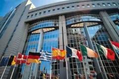 Εκατομμύρια ευρώ ξοδεύει η ΕΕ για καφέδες, γραμματόσημα και… στολές