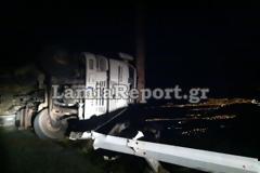 Φθιώτιδα: Νταλίκα τούμπαρε και σταμάτησε στο χείλος του γκρεμού
