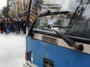 Φωτογραφία για Πάτρα: Σύγκρουση λεωφορείου με αυτοκίνητο στην οδό Κορίνθου