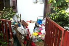 Ηλικιωμένη κοιμόταν σε ...χωματερή
