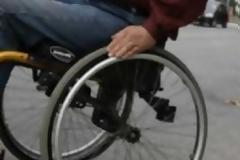 Αγώνας δρόμου τουρίστριας πάνω στο αναπηρικό καροτσάκι για μία τουαλέτα