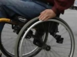 Φωτογραφία για Αγώνας δρόμου τουρίστριας πάνω στο αναπηρικό καροτσάκι για μία τουαλέτα
