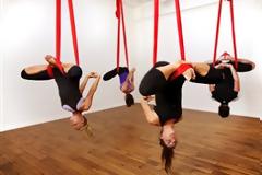 Κάντε aerial yoga