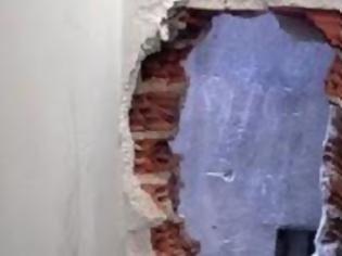 Φωτογραφία για Απόπειρα ριφιφί σε κοσμηματοπωλείο στο Καρπενήσι - Ατζαμήδες οι δράστες με το κατσαβίδι