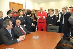 Ο Π. Καμμένος παρέδωσε τρόφιμα στον Ερυθρό Σταυρό