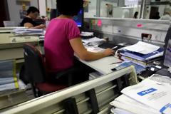 «Αίμα» στο Δημόσιο με 25.000 απολύσεις