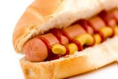 Δείτε πως φτιάχνονται τα λουκάνικα για Hot Dog!