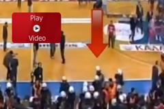 Έτσι ξεκίνησαν τα επεισόδια στον τελικό της ντροπής(video)