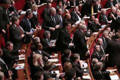 Η Γαλλία είπε «ναι» σε γάμο και υιοθεσία από ομοφυλόφιλους
