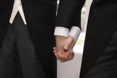 Γαλλία: Εγκρίθηκε ο γάμος ομοφυλοφίλων