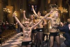 Οι φεμινίστριες FEMEN με γυμνά στήθια στη Νοτρ-Νταμ των Παρισίων για να «γιορτάσουν την αποχώρηση του Πάπα»