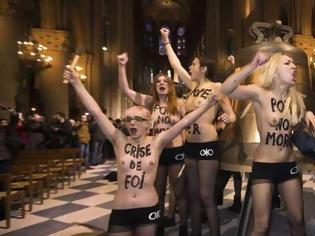 Φωτογραφία για Οι φεμινίστριες FEMEN με γυμνά στήθια στη Νοτρ-Νταμ των Παρισίων για να «γιορτάσουν την αποχώρηση του Πάπα»