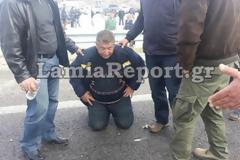 ΤΩΡΑ: Άγρια συμπλοκή αγροτών με τα ΜΑΤ στο μπλόκο της Ανθήλης