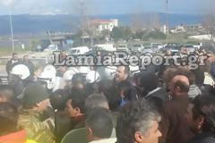 Άγριο ξύλο ανάμεσα σε ΜΑΤ και αγρότες στην Εθνική Αθηνών-Λαμίας (video)