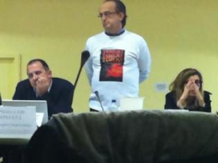Φωτογραφία για Πάτρα: Όρθιος επί 2,5 ώρες ο Παπαγιαβής στο Δημοτικό Συμβούλιο φορώντας ένα μπλουζάκι που γράφει τώρα-τώρα-τώρα
