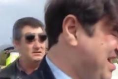 Ο αστυνομικός διευθυντής Φθιώτιδας δαρμένος και με σκισμένα ρούχα μετά τη συμπλοκή με τους αγρότες - Δείτε το video