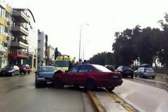 Πάτρα: Ι.Χ. καβάλησε το διάζωμα και συγκρούστηκε με άλλο Ι.Χ. στο αντίθετο ρεύμα - Ένας τραυματίας