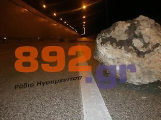 Φωτογραφία για ΙΧ καταπλακώθηκε από βράχους, μετά από κατολίσθηση στην Εγνατία, κοντά στην Ηγουμενίτσα [Video]