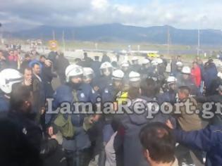 Φωτογραφία για Λαμία: Βίντεο με τις δηλώσεις μετά την έξοδο των συλληφθέντων αγροτών