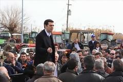 ΣΤΑ ΜΛΟΚΑ ΤΩΝ ΑΓΡΟΤΩΝ  Ο ΑΛ. ΤΣΙΠΡΑΣ