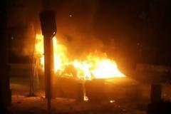Και δεύτερος εμπρησμός ΙΧ στην οδό Μαυσώλου - Προβληματισμός στην πυροσβεστική