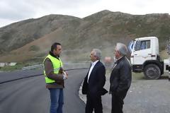 Ο αντιπεριφερειάρχης Ηρακλείου επισκέφθηκε τα έργα οδοστρωσίας στο επαρχιακό οδικό δίκτυο Τύλισος-Γωνιές