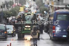 ΤΩΡΑ στη Λαμία: Με τα τρακτέρ έξω από τα δικαστήρια οι αγρότες