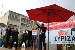 ΕΠΙΘΕΣΗ ΤΣΙΠΡΑ ΣΤΟΝ ΠΡΩΘΥΠΟΥΡΓΟ ΑΠΟ ΤΟ ΜΠΛΟΚΟ ΤΗΣ ΛΑΜΙΑΣ