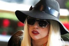 Άρρωστη η Lady Gaga. Ακυρώνει συναυλίες γιατί δεν μπορεί να σταθεί στα πόδια της