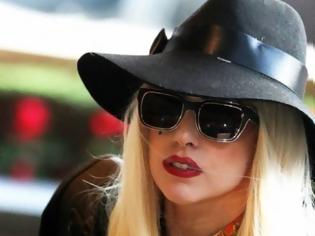 Φωτογραφία για Άρρωστη η Lady Gaga. Ακυρώνει συναυλίες γιατί δεν μπορεί να σταθεί στα πόδια της
