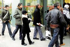 Μπαράζ απολύσεων και περικοπών στον ιδιωτικό τομέα το 2012