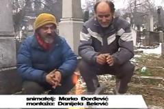 Άστεγος ζει μέσα σε μνήμα εγκαταλελειμμένου νεκροταφείου εδώ και 15 χρόνια [video]