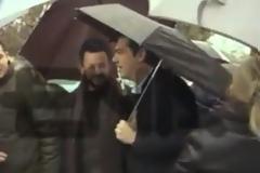 Με ομπρέλα πήγε ο Τσίπρας στους αγρότες!