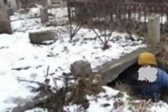 ΑΠΙΣΤΕΥΤΟ: Άστεγος ζεί σε μνήμα εγκαταλελειμμένου νεκροταφείου