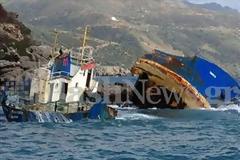 Τρία φορτηγά είχαν επιστρατευτεί για το «τσιγαράδικο» που προσάραξε στα νότια της Κρήτης