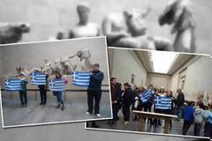 Μαθητές σήκωσαν ελληνικές σημαίες μέσα στο Βρετανικό μουσείο