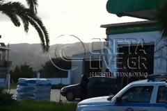 Βαρέλια γεμάτα ναρκωτικά, χιλιάδες σφαίρες και καλάσνικοφ σε οκτώ σπίτια στη Κρήτη